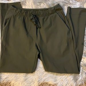 LULU🍋 SIZE 2 ON THE FLY PANT, ARMY GREEN